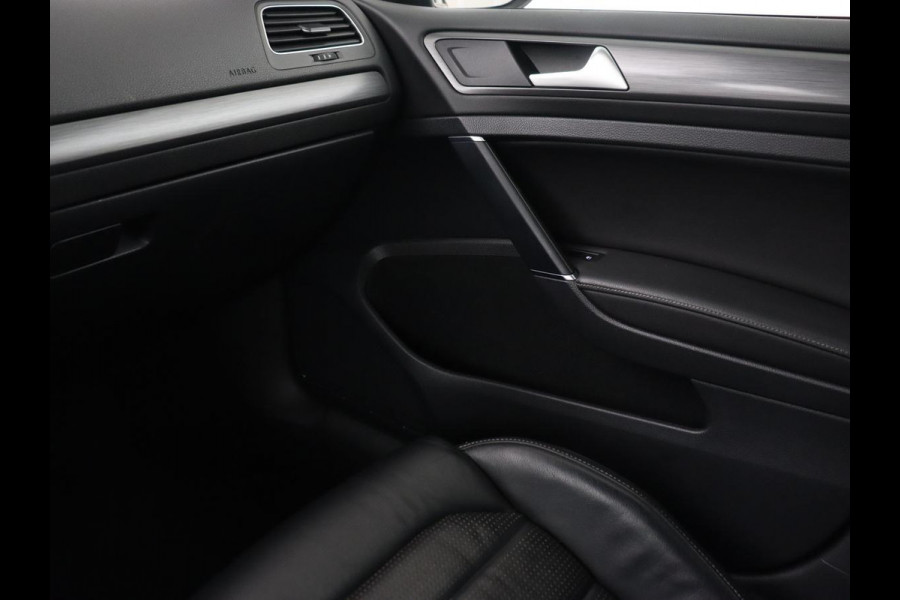 Volkswagen e-Golf e-Golf | Adaptive cruise control | Stoelverwarming | Volleder | Climate control | Active info | Camera | Carplay | Adaptive cruise control | Lane assist