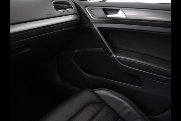 Volkswagen e-Golf e-Golf | Adaptive cruise control | Stoelverwarming | Volleder | Climate control | Active info | Camera | Carplay | Adaptive cruise control | Lane assist