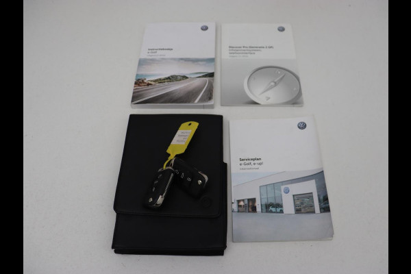 Volkswagen e-Golf e-Golf | Adaptive cruise control | Stoelverwarming | Volleder | Climate control | Active info | Camera | Carplay | Adaptive cruise control | Lane assist