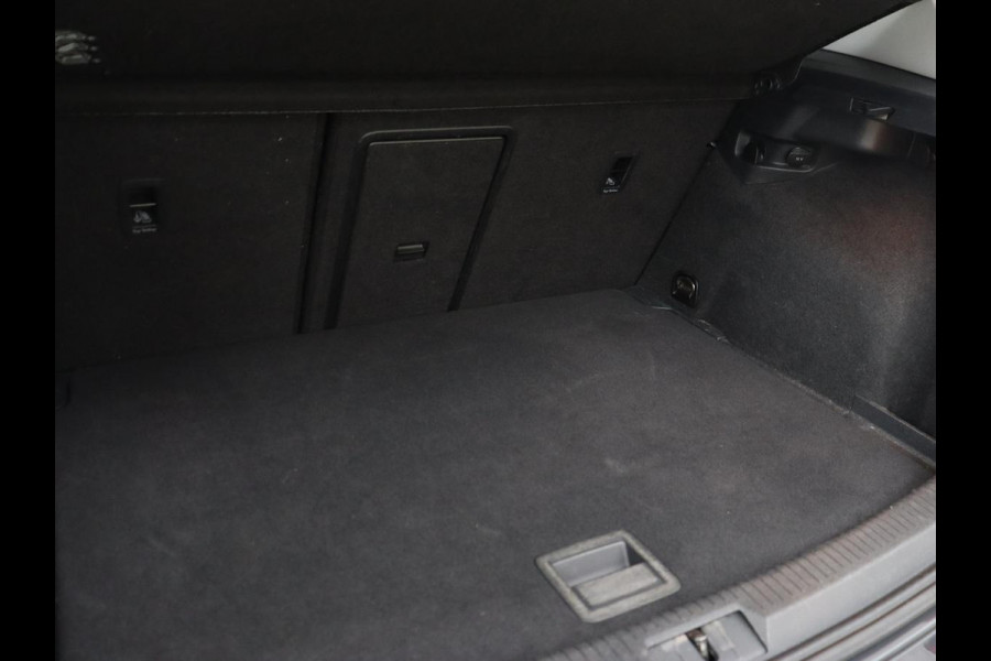 Volkswagen e-Golf e-Golf | Adaptive cruise control | Stoelverwarming | Volleder | Climate control | Active info | Camera | Carplay | Adaptive cruise control | Lane assist