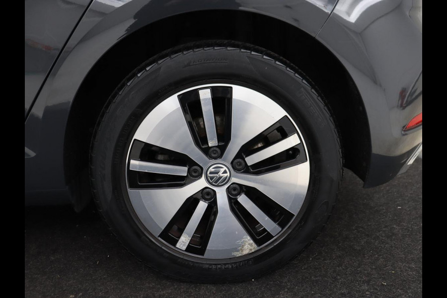 Volkswagen e-Golf e-Golf | Adaptive cruise control | Stoelverwarming | Volleder | Climate control | Active info | Camera | Carplay | Adaptive cruise control | Lane assist