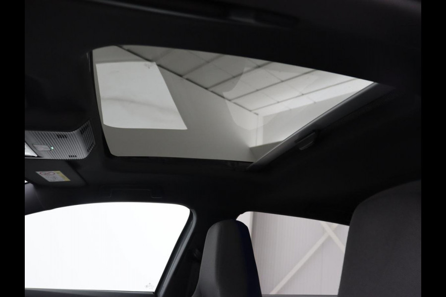 Volkswagen Golf 1.4 eHybrid GTE | Panoramadak | Sfeerverlichting | Carplay | Stoelverwarming | Camera | Adaptive cruise | Navigatie | Sportstoelen | Digital Cockpit | PHEV | Plug In