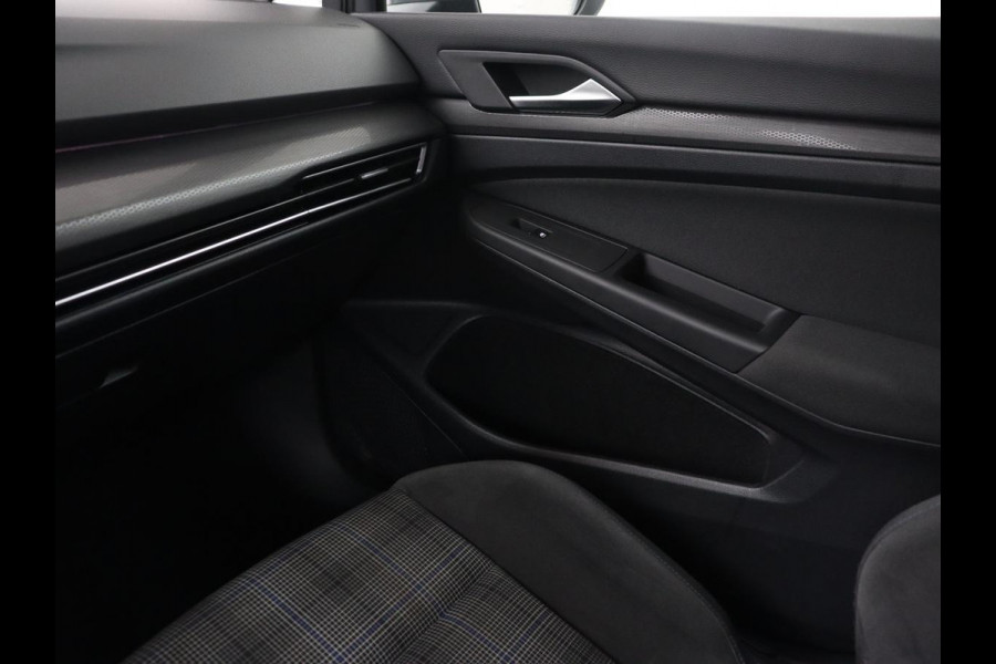 Volkswagen Golf 1.4 eHybrid GTE | Panoramadak | Sfeerverlichting | Carplay | Stoelverwarming | Camera | Adaptive cruise | Navigatie | Sportstoelen | Digital Cockpit | PHEV | Plug In