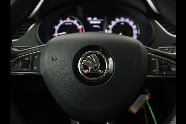 Škoda Octavia Combi 1.0 TSI Greentech Ambition Business | Trekhaak | Carplay | PDC | Navigatie | Climate control | Cruise control
