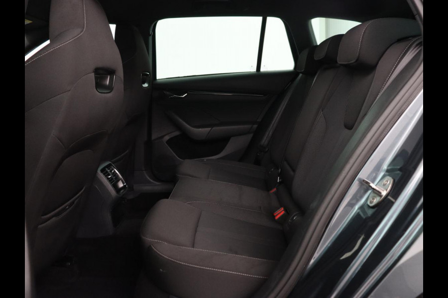 Škoda Octavia 1.0 e-TSI Sport | Trekhaak | Carplay | Navigatie | Sportstoelen | Sfeerverlichting | Full LED | Parkeerhulp | Climate control | Verwarmde voorruit