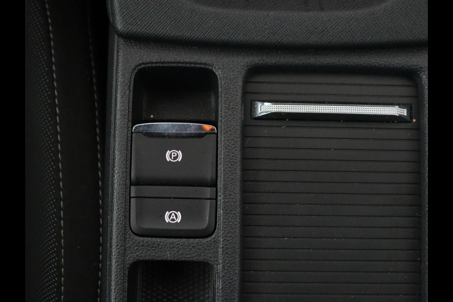 Škoda Octavia 1.0 e-TSI Sport | Trekhaak | Carplay | Navigatie | Sportstoelen | Sfeerverlichting | Full LED | Parkeerhulp | Climate control | Verwarmde voorruit