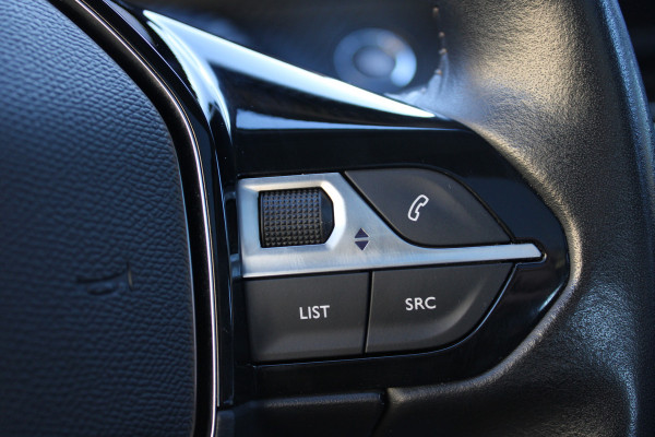 Peugeot 2008 1.2 PureTech Allure | Trekhaak | Panoramadak | Navigatie