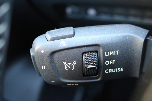 Peugeot 2008 1.2 PureTech Allure | Trekhaak | Panoramadak | Navigatie