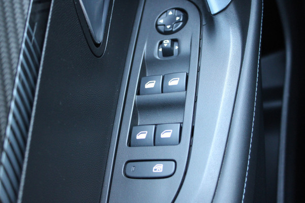 Peugeot 2008 1.2 PureTech Allure | Trekhaak | Panoramadak | Navigatie