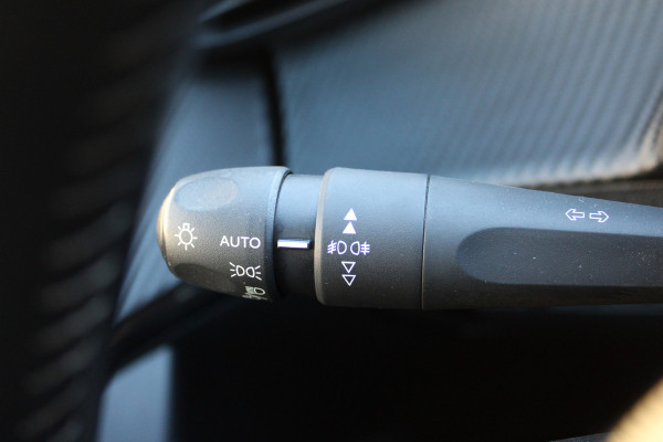 Peugeot 2008 1.2 PureTech Allure | Trekhaak | Panoramadak | Navigatie