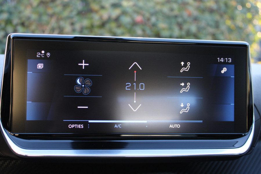 Peugeot 2008 1.2 PureTech Allure | Trekhaak | Panoramadak | Navigatie