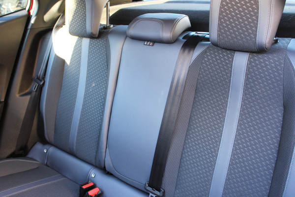 Peugeot 2008 1.2 PureTech Allure | Trekhaak | Panoramadak | Navigatie