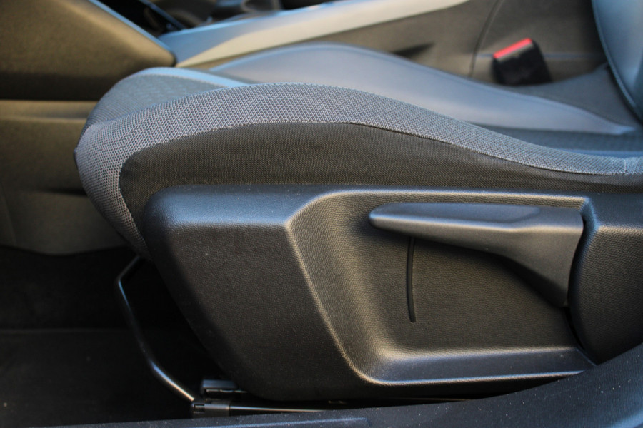 Peugeot 2008 1.2 PureTech Allure | Trekhaak | Panoramadak | Navigatie