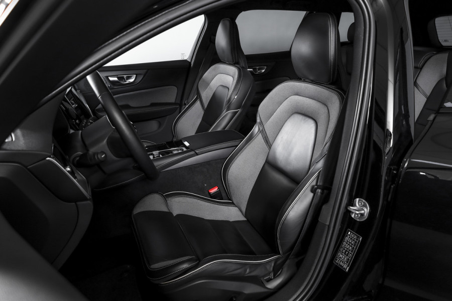 Volvo V60 2.0 T6 Recharge AWD Plus Dark | Dig.Cockpit | Adapt.Cruise | Stoelverwarming | Camera | PDC | NAV + App.Connect | Auto.Airco | DAB | LM 18" | 3125