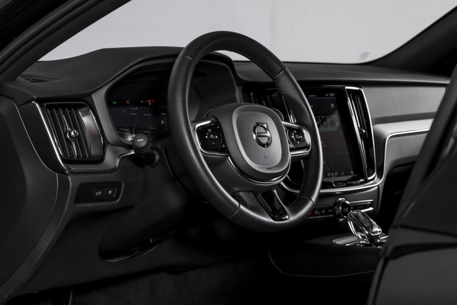 Volvo V60 2.0 T6 Recharge AWD Plus Dark | Dig.Cockpit | Adapt.Cruise | Stoelverwarming | Camera | PDC | NAV + App.Connect | Auto.Airco | DAB | LM 18" | 3125