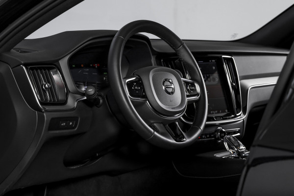 Volvo V60 2.0 T6 Recharge AWD Plus Dark | Dig.Cockpit | Adapt.Cruise | Stoelverwarming | Camera | PDC | NAV + App.Connect | Auto.Airco | DAB | LM 18" | 3125