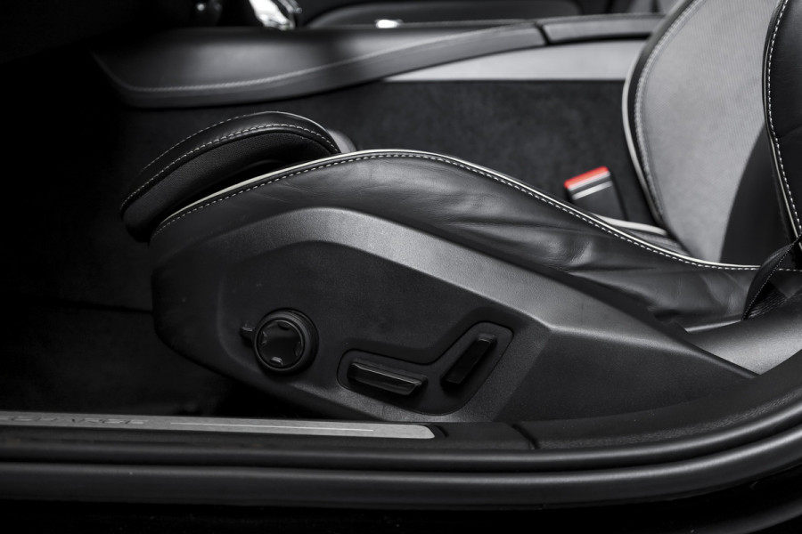 Volvo V60 2.0 T6 Recharge AWD Plus Dark | Dig.Cockpit | Adapt.Cruise | Stoelverwarming | Camera | PDC | NAV + App.Connect | Auto.Airco | DAB | LM 18" | 3125