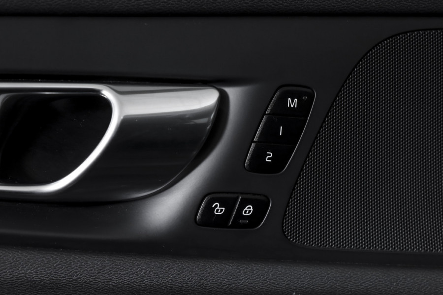 Volvo V60 2.0 T6 Recharge AWD Plus Dark | Dig.Cockpit | Adapt.Cruise | Stoelverwarming | Camera | PDC | NAV + App.Connect | Auto.Airco | DAB | LM 18" | 3125