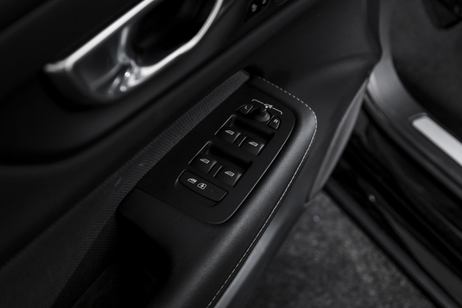 Volvo V60 2.0 T6 Recharge AWD Plus Dark | Dig.Cockpit | Adapt.Cruise | Stoelverwarming | Camera | PDC | NAV + App.Connect | Auto.Airco | DAB | LM 18" | 3125
