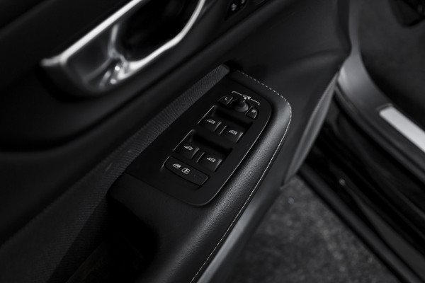 Volvo V60 2.0 T6 Recharge AWD Plus Dark | Dig.Cockpit | Adapt.Cruise | Stoelverwarming | Camera | PDC | NAV + App.Connect | Auto.Airco | DAB | LM 18" | 3125
