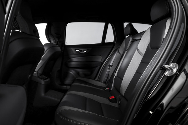 Volvo V60 2.0 T6 Recharge AWD Plus Dark | Dig.Cockpit | Adapt.Cruise | Stoelverwarming | Camera | PDC | NAV + App.Connect | Auto.Airco | DAB | LM 18" | 3125