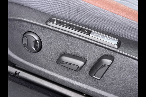 Volkswagen ID.4 Max 77kWh SOH 90% Warmtepomp Ergo Comfort Stoelen Trekhaak 360°Camera Panoramadak Adap.Cruise Navi Ecc Apple Carplay Android Aut Memory Stoel+Stuurverwarming Lmv 21" DAB Elek.Stoelen+Achterklep Voorruitverwarming Matrix Led Origineel Nederlandse Super Compleet! Auto Nieuwprijs  €57.932,-