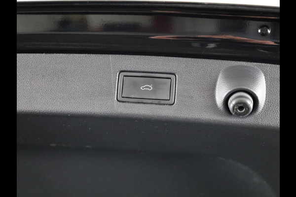 Volkswagen Arteon 1.4 TSI eHybrid R-Line Business 218 pk Automaat (DSG) | Navigatie | Panoramadak | Trekhaak (wegklapbaar) | Parkeersensoren (Park assist) | Rondomzicht camera | Lederen bekleding | Stoelverwarming v/a | R-Line |