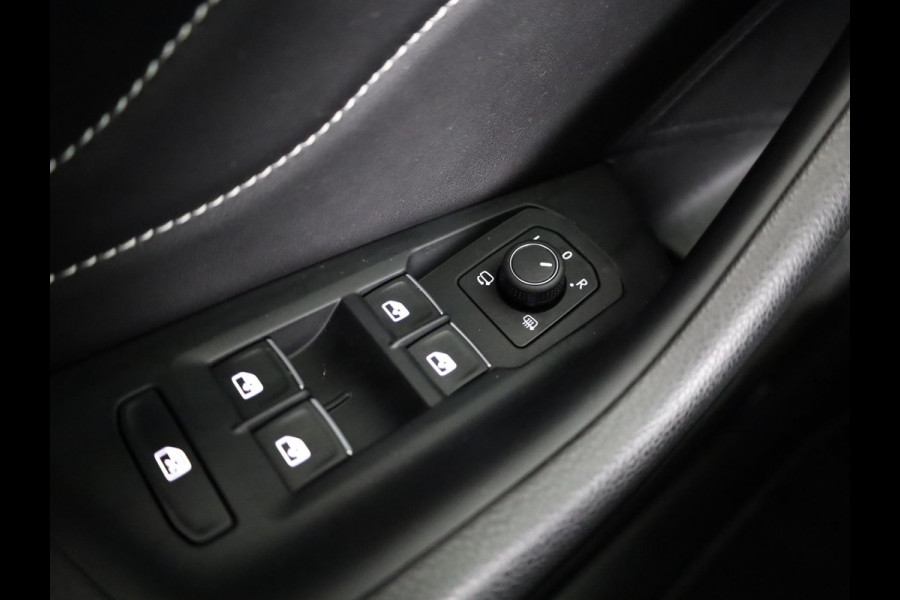 Volkswagen Arteon 1.4 TSI eHybrid R-Line Business 218 pk Automaat (DSG) | Navigatie | Panoramadak | Trekhaak (wegklapbaar) | Parkeersensoren (Park assist) | Rondomzicht camera | Lederen bekleding | Stoelverwarming v/a | R-Line |