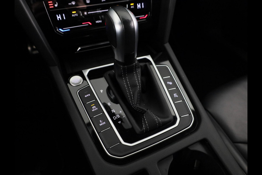 Volkswagen Arteon 1.4 TSI eHybrid R-Line Business 218 pk Automaat (DSG) | Navigatie | Panoramadak | Trekhaak (wegklapbaar) | Parkeersensoren (Park assist) | Rondomzicht camera | Lederen bekleding | Stoelverwarming v/a | R-Line |