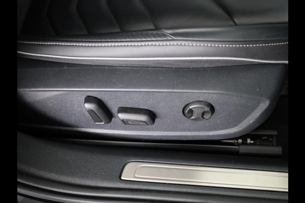 Volkswagen Arteon 1.4 TSI eHybrid R-Line Business 218 pk Automaat (DSG) | Navigatie | Panoramadak | Trekhaak (wegklapbaar) | Parkeersensoren (Park assist) | Rondomzicht camera | Lederen bekleding | Stoelverwarming v/a | R-Line |