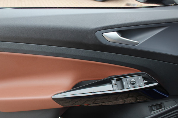 Volkswagen ID.4 Max 77 kWh 73.418 km! / Full option! / Panoramadak / Camera / Head-up / Keyless / 21'' / ACC / Dodehoek / Elektr. stoelen / Massage / Navigatie / Stuurverwarming