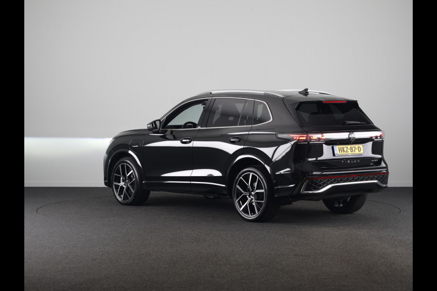 Volkswagen Tiguan 1.5 eHybrid R-Line Edition 204 pk Automaat (DSG) | Verlengde garantie | Navigatie | Parkeersensoren (Park assist) | Achteruitrijcamera | R-Line |