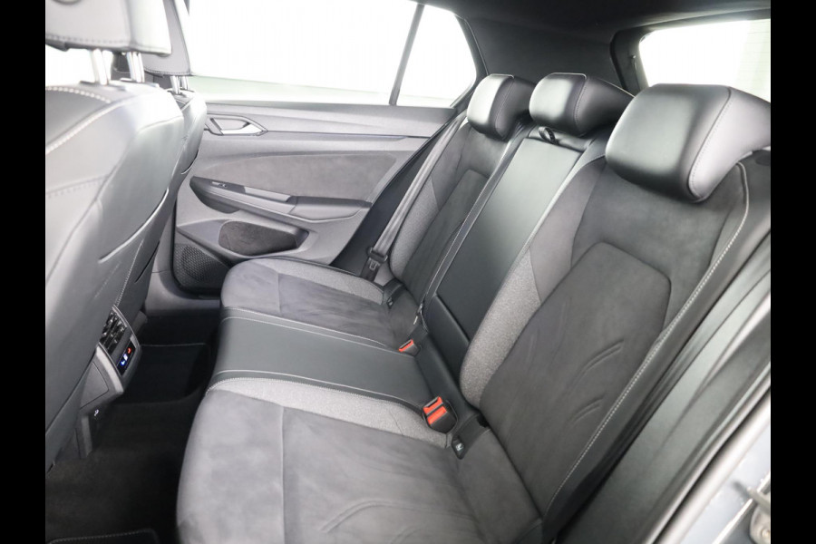 Volkswagen Golf 1.5 eHybrid 50 Edition 204 PK DSG PHEV | Verlengde garantie | Navigatie | Parkeercamera | Stoel- en stuurverwarming | 18 inch LM velgen |