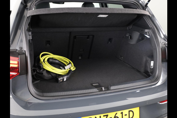 Volkswagen Golf 1.5 eHybrid 50 Edition 204 PK DSG PHEV | Verlengde garantie | Navigatie | Parkeercamera | Stoel- en stuurverwarming | 18 inch LM velgen |