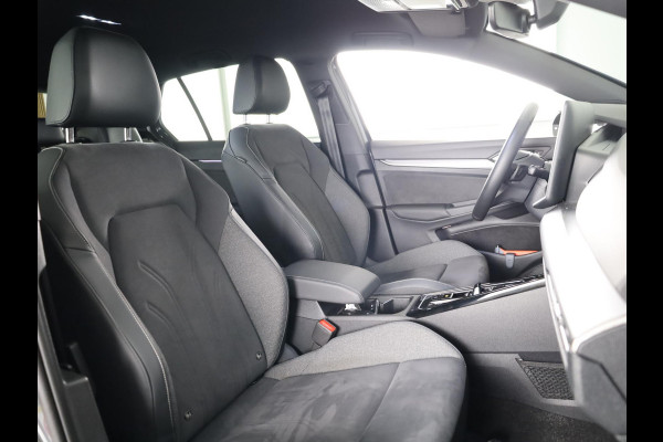 Volkswagen Golf 1.5 eHybrid 50 Edition 204 PK DSG PHEV | Verlengde garantie | Navigatie | Parkeercamera | Stoel- en stuurverwarming | 18 inch LM velgen |