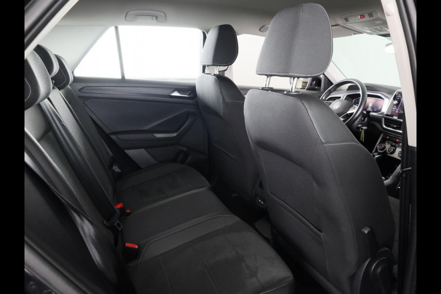Volkswagen T-Roc 1.5 TSI Style 150 pk Automaat (DSG) | Navigatie | Parkeersensoren (Park assist) | Adaptieve cruise control | Stoelverwarming |