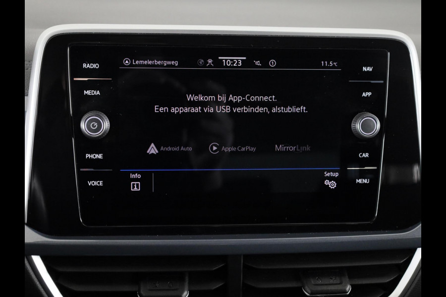 Volkswagen T-Roc 1.5 TSI Style 150 pk Automaat (DSG) | Navigatie | Parkeersensoren (Park assist) | Adaptieve cruise control | Stoelverwarming |