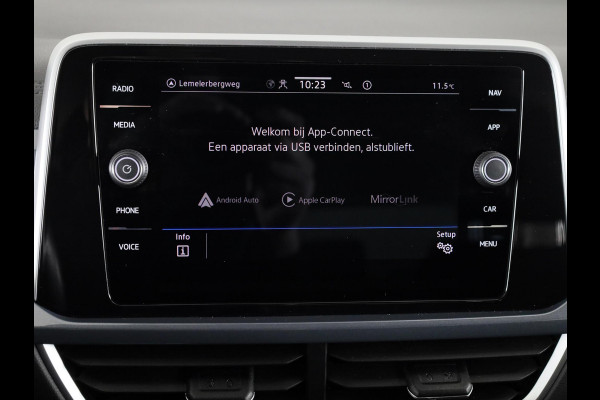 Volkswagen T-Roc 1.5 TSI Style 150 pk Automaat (DSG) | Navigatie | Parkeersensoren (Park assist) | Adaptieve cruise control | Stoelverwarming |