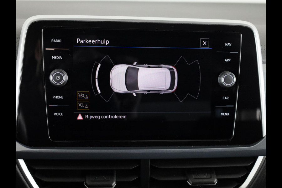 Volkswagen T-Roc 1.5 TSI Style 150 pk Automaat (DSG) | Navigatie | Parkeersensoren (Park assist) | Adaptieve cruise control | Stoelverwarming |