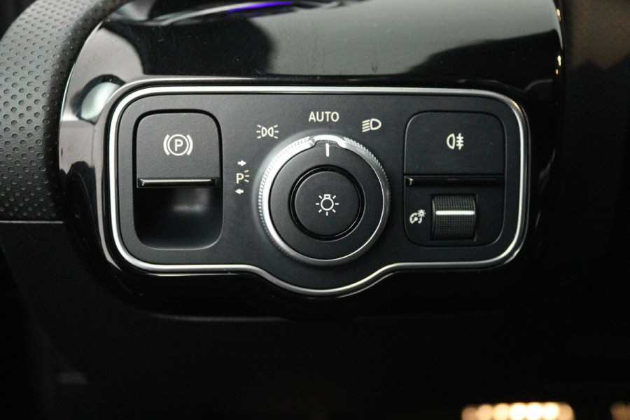 Mercedes-Benz A-Klasse 250 e Business Solution AMG Limited (SFEERVERLICHTING, PANORAMADAK, CAMERA, STOELVERWARMING, 1e EIGENAAR)