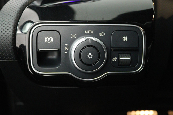 Mercedes-Benz A-Klasse 250 e Business Solution AMG Limited (SFEERVERLICHTING, PANORAMADAK, CAMERA, STOELVERWARMING, 1e EIGENAAR)