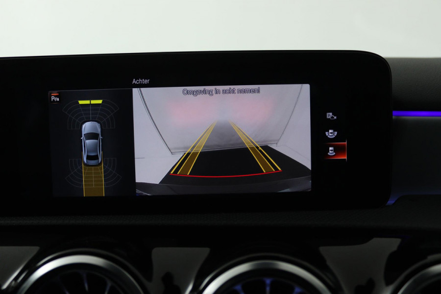 Mercedes-Benz A-Klasse 250 e Business Solution AMG Limited (SFEERVERLICHTING, PANORAMADAK, CAMERA, STOELVERWARMING, 1e EIGENAAR)