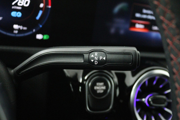 Mercedes-Benz A-Klasse 250 e Business Solution AMG Limited (SFEERVERLICHTING, PANORAMADAK, CAMERA, STOELVERWARMING, 1e EIGENAAR)