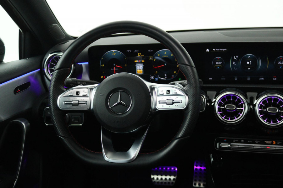Mercedes-Benz A-Klasse 180 Business Solution AMG Automaat (PANORAMADAK, SFEERVERLICHTING, CAMERA, STOELVERWARMING, 1e EIGENAAR)