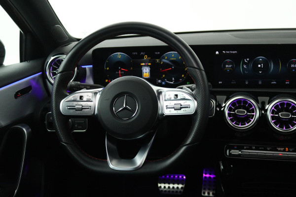 Mercedes-Benz A-Klasse 180 Business Solution AMG Automaat (PANORAMADAK, SFEERVERLICHTING, CAMERA, STOELVERWARMING, 1e EIGENAAR)