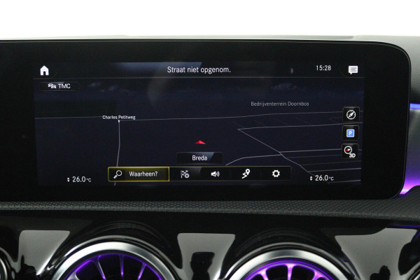 Mercedes-Benz A-Klasse 180 Business Solution AMG Automaat (PANORAMADAK, SFEERVERLICHTING, CAMERA, STOELVERWARMING, 1e EIGENAAR)