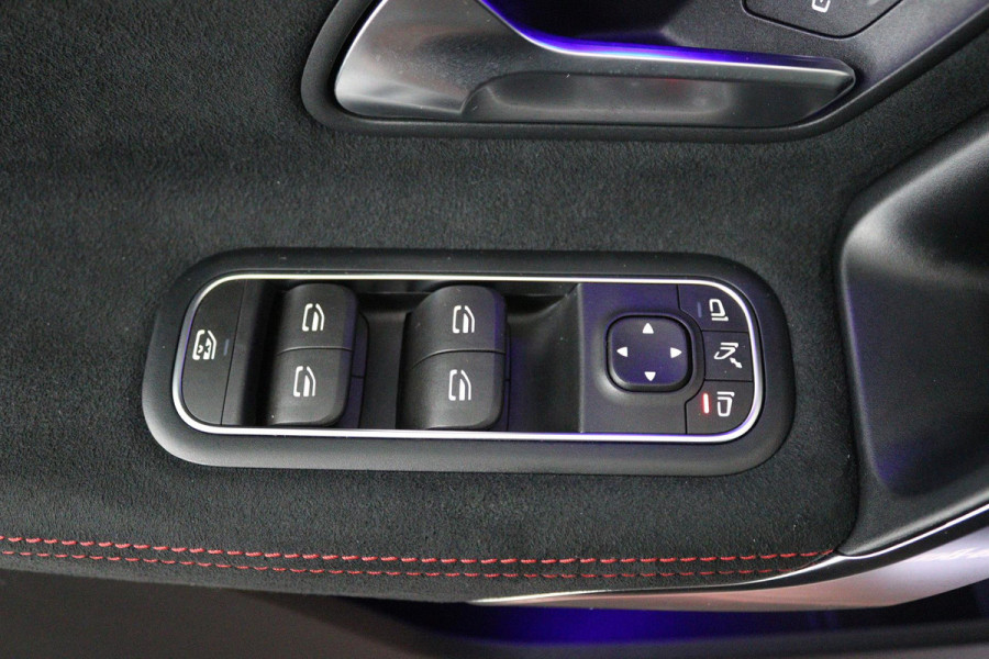 Mercedes-Benz A-Klasse 180 Business Solution AMG Automaat (PANORAMADAK, SFEERVERLICHTING, CAMERA, STOELVERWARMING, 1e EIGENAAR)