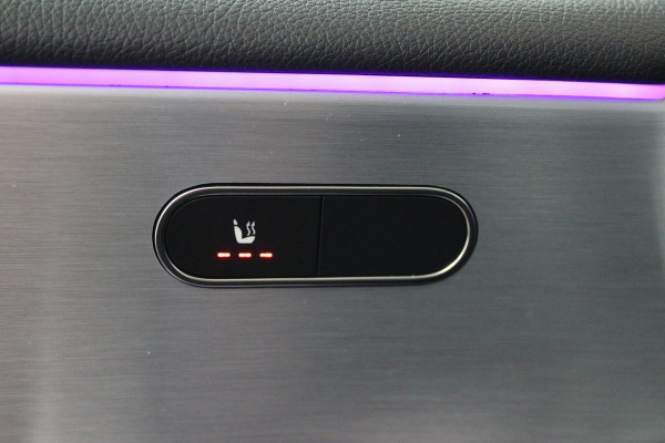 Mercedes-Benz A-Klasse 180 Business Solution AMG Automaat (PANORAMADAK, SFEERVERLICHTING, CAMERA, STOELVERWARMING, 1e EIGENAAR)