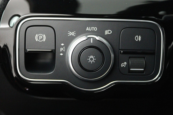 Mercedes-Benz A-Klasse 180 Business Solution AMG Automaat (PANORAMADAK, SFEERVERLICHTING, CAMERA, STOELVERWARMING, 1e EIGENAAR)