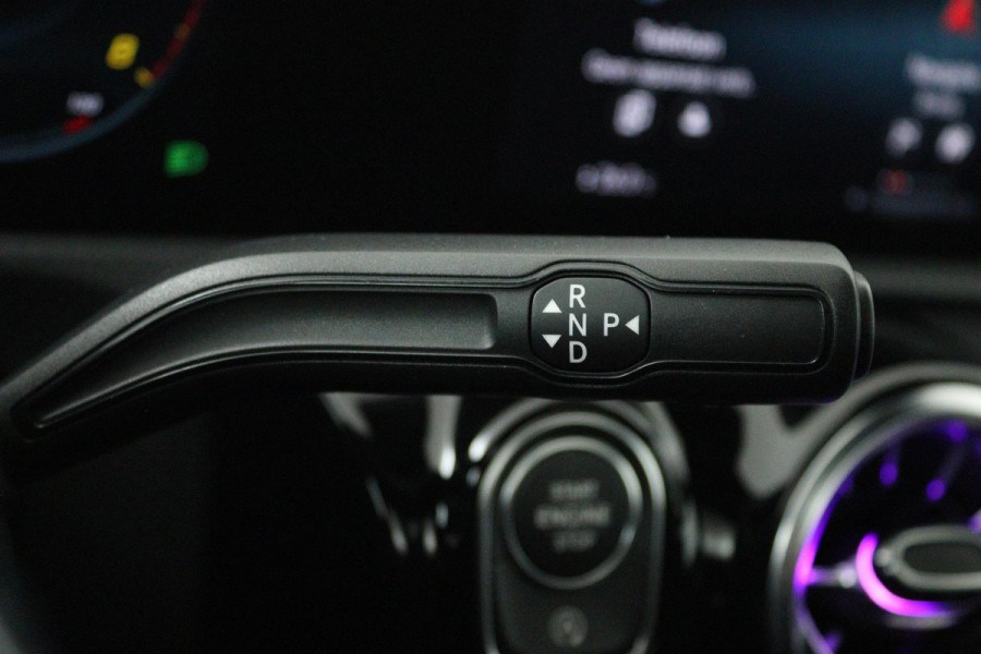 Mercedes-Benz A-Klasse 180 Business Solution AMG Automaat (PANORAMADAK, SFEERVERLICHTING, CAMERA, STOELVERWARMING, 1e EIGENAAR)